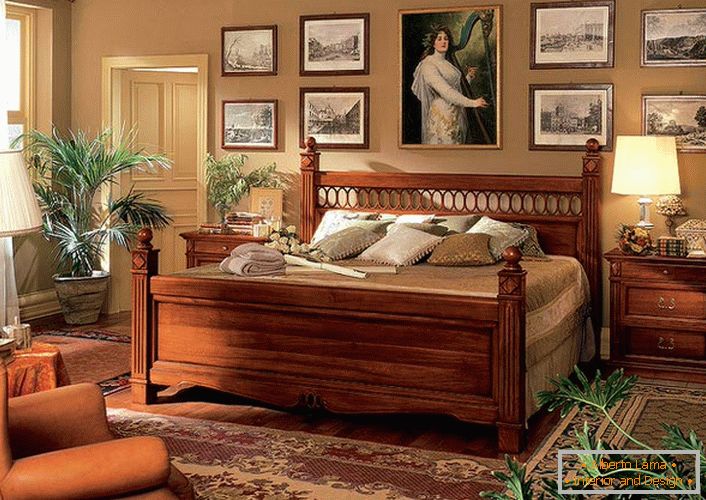 Richtig aufeinander abgestimmte massive Möbel aus Holz für ein Schlafzimmer im Barockstil.