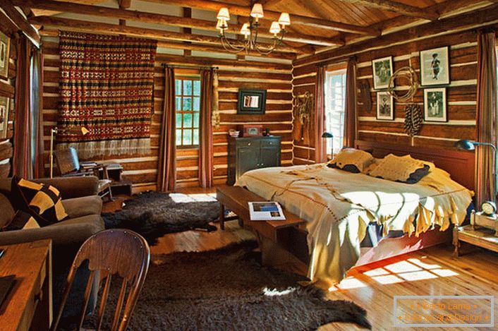 Ein Schlafzimmer im Landhausstil in einem kleinen Haus im Wald. 