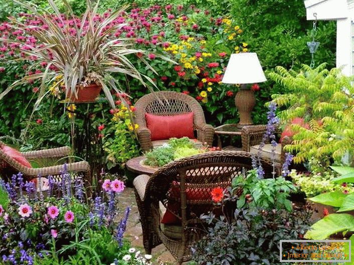 Erholungsgebiet im Garten im Landhausstil - eine tolle Gelegenheit, in der Natur zu entspannen.
