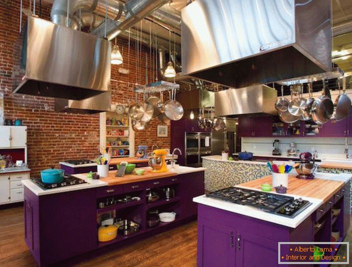 Das Küchenset ist hellviolett - eine ungewöhnliche Lösung für den Loft-Stil.