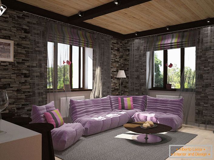 Design-Projekt für ein gemütliches Wohnzimmer im Loft-Stil. Die Dekoration der Steinwände ist harmonisch mit weichen, weich-violetten Möbeln kombiniert.