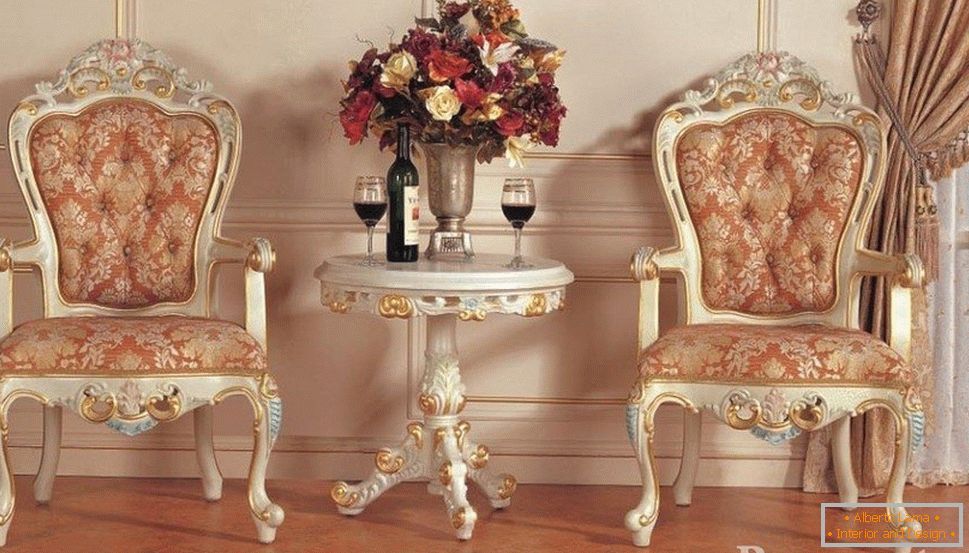Wein auf dem Tisch und schicke Stühle