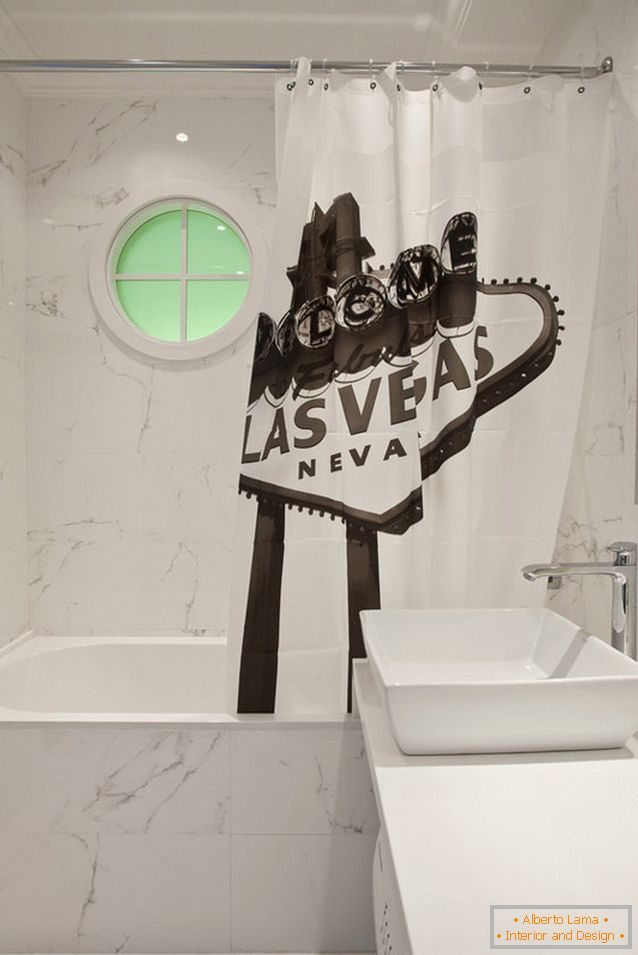 Badezimmer eines hellen Studio-Apartments in Russland