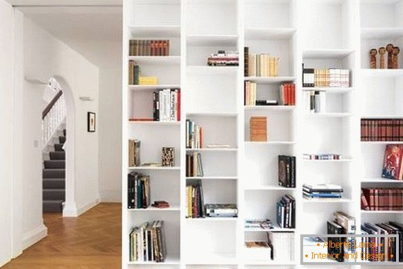 Weißes Bücherregal in die Wand eingebaut