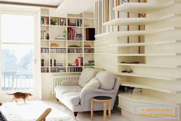 Stilvolle Bücherregale im Wohnzimmer eines Privathauses