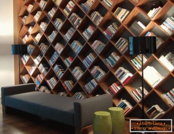 Ungewöhnliches Bücherregal im Innenraum