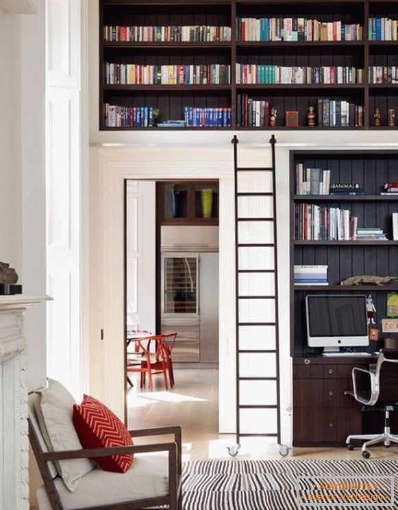 Design des Wohnzimmers mit eingebauter Bibliothek