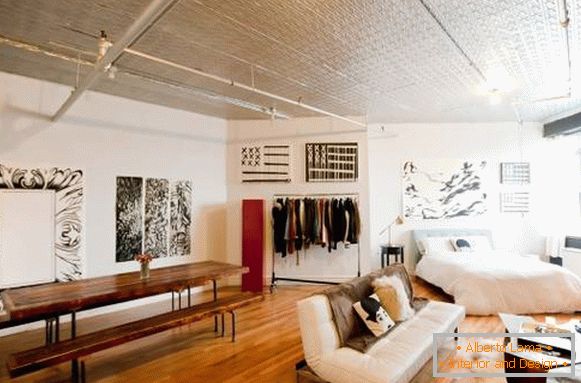 Studio-Apartment mit einer hellen Decke