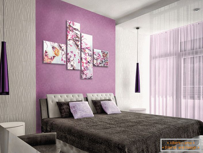 Richtig ausgewähltes modulares Bild überlädt das Schlafzimmerdesign nicht. Dezente, elegante Blütenstände, auf dem Bild dargestellt, verwischen den strengen, prägnanten Stil der Dekoration des Schlafzimmers.
