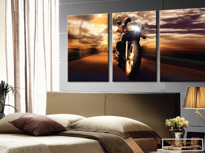 Das Schlafzimmer des Junggesellen ist mit einem modularen Gemälde geschmückt, auf dem ein Motorradfahrer abgebildet ist.