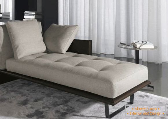 Couch mit Rückenlehne und Armlehne im modernen Stil