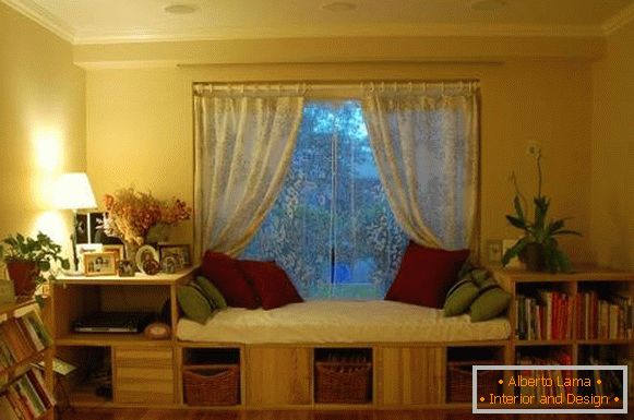 Couch mit Regalen am Fenster