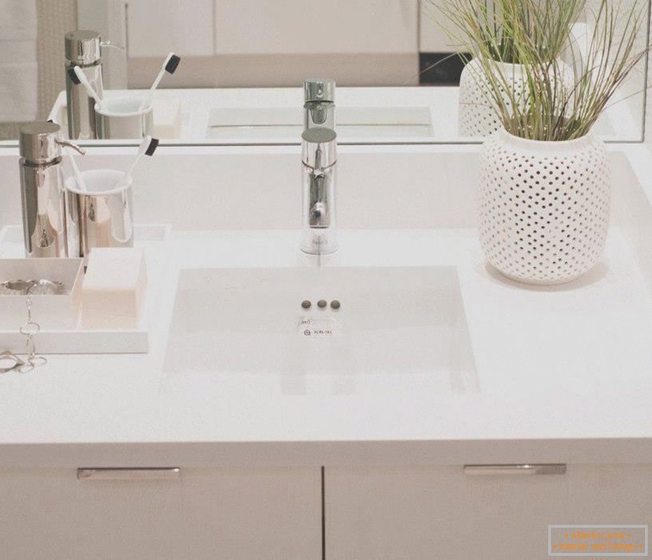 Weißes Waschbecken mit einem Spiegel im Badezimmer