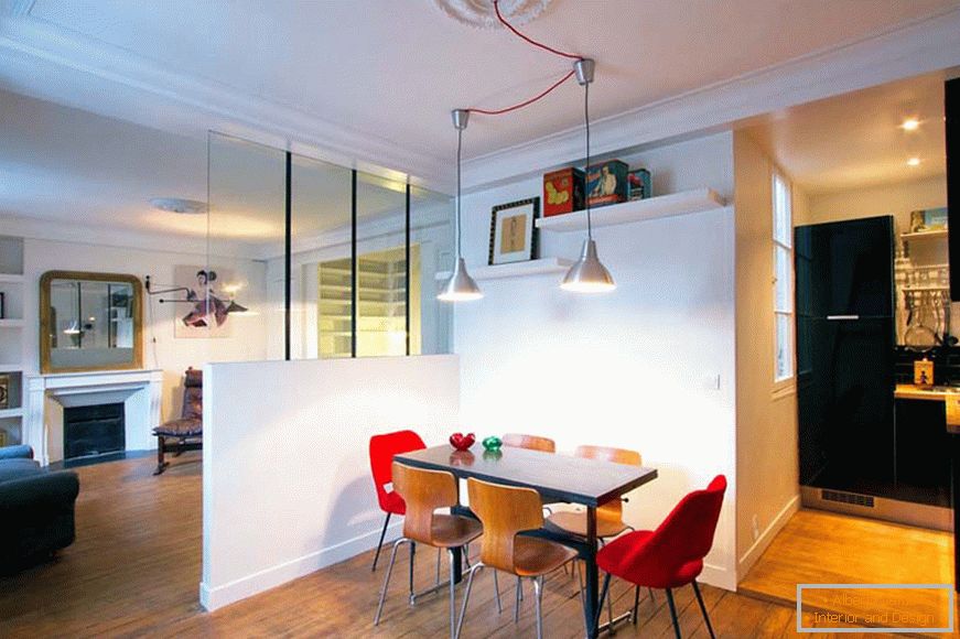 Esszimmer hinter einer Partition in einem kleinen Studio-Apartment in Paris