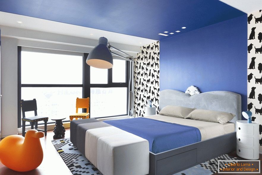 Blaues Schlafzimmer einer stilvollen Studiowohnung in Peking