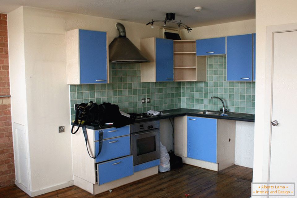 Küche einer kleinen Wohnung vor der Renovierung