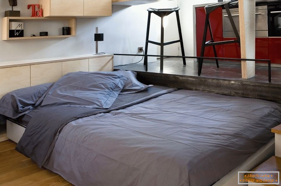 Ein Doppelbett in einem kleinen Raum