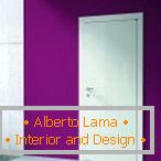 Die Kombination aus einer violetten Wand und einer weißen Tür