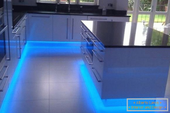 LED-Bodenbeleuchtung in der Küche