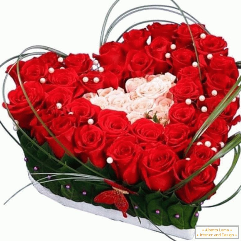 Blumenstrauß aus Rosen in Form von Herzen