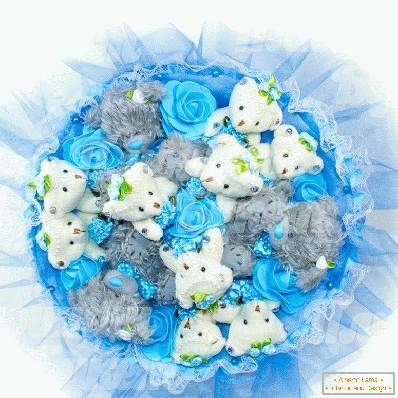 Teddybär und blaue Rosen in einem Blumenstrauß