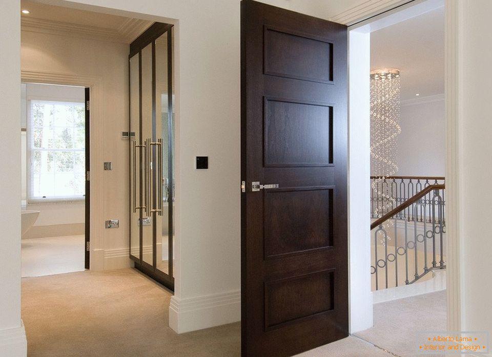 Eine einfache Holztür zum Zimmer