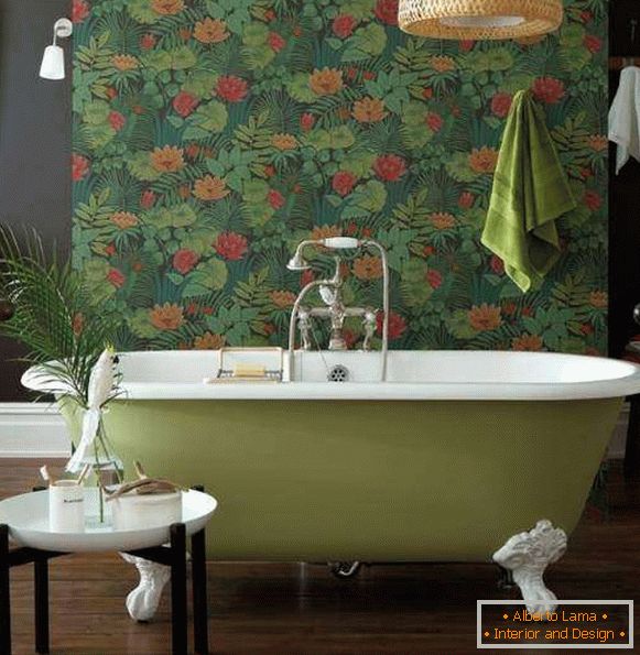 Dunkle Tapete für die Wände im Badezimmerinnenraum - Fotos in den grünen Tönen