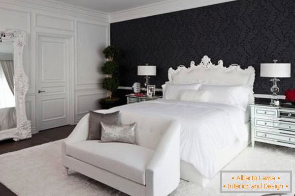 Schwarze Wandtapete im Schlafzimmer mit weißen Möbeln