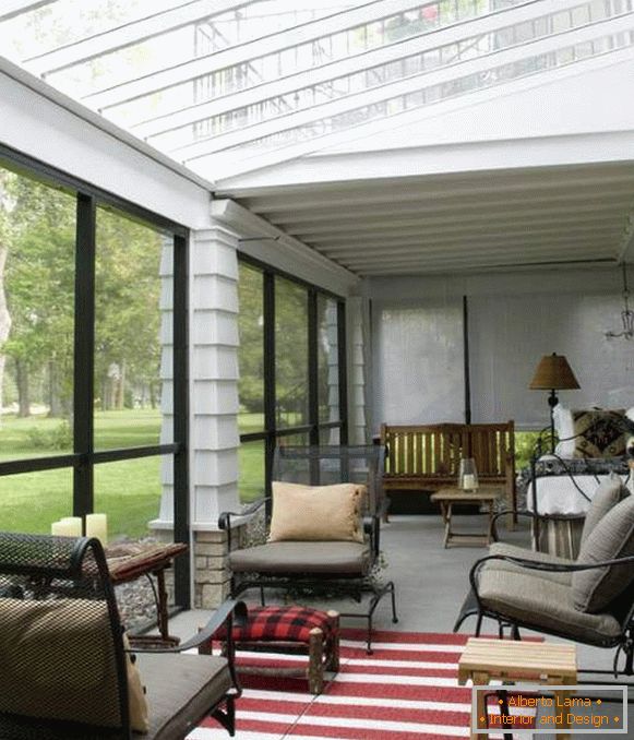 Eine kleine geschlossene Terrasse mit einem transparenten Dach Foto