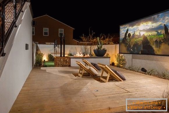 Eine Terrasse am Haus - ein Foto mit einem Projektor