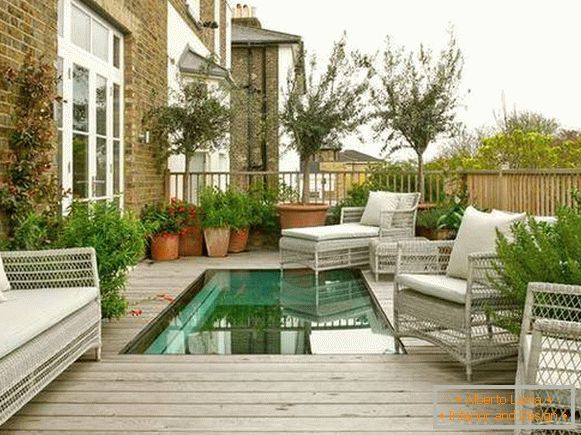 Terrasse am Haus mit einem Pool - Foto