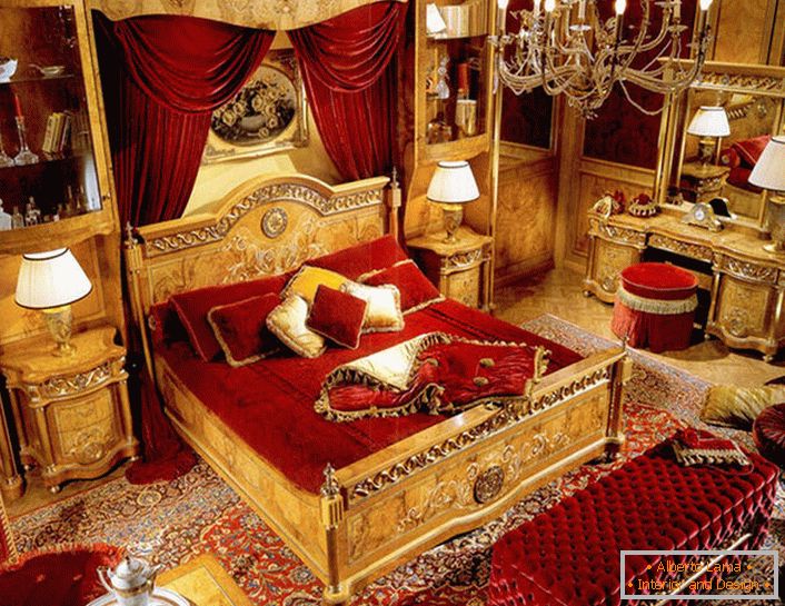 Luxuriöses Schlafzimmer im barocken Stil in einer Stadtwohnung im Westen Italiens.