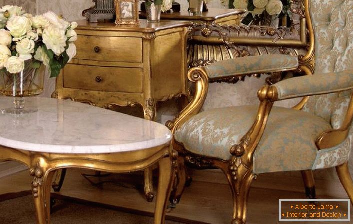 Holzmöbel mit dunkel vergoldetem Barockstil. Eine ausgezeichnete Lösung für das Wohnzimmer im Haus einer jungen Dame.