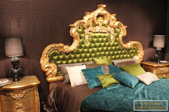 Ein hoch verzierter Rücken im Kopfende des Bettes ist mit Olivenseide bezogen. Interessante Kissen mit kontrastierenden Farben und Tagesdecken auf dem Bett.