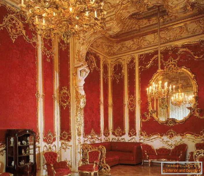 Das Wohnzimmer im Haus ist ordentlich mit roten Möbeln eingerichtet. Edles Rot ist perfekt mit goldenen Zierelementen kombiniert.