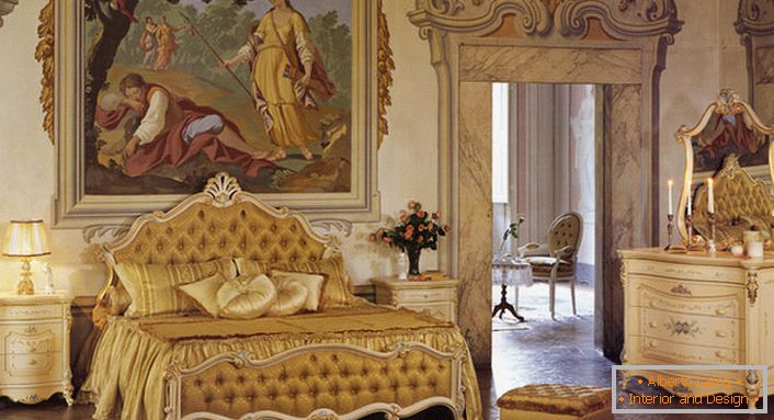 Schlafzimmer im Barockstil in goldenen Farben. Die Wand an der Bettkante ist mit einem riesigen antiken Gemälde geschmückt.