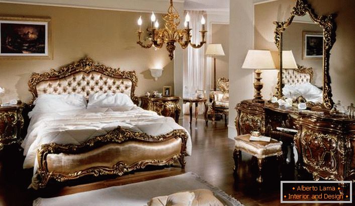 Luxuriöses Familienschlafzimmer im Barockstil in einem Landhaus. Ein klares Merkmal jedes Möbelstücks im Raum ist seine Leichtigkeit und Feierlichkeit.