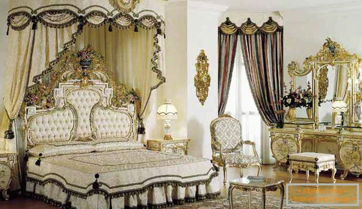 In der Mitte der Komposition befindet sich ein Himmelbett. Entsprechend dem barocken Stil im Raum ist ein massiver Frisiertisch mit Goldfinish.