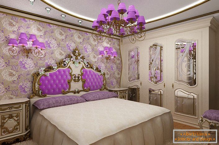 Elegantes barockes Schlafzimmer mit einem interessanten Akzent auf Beleuchtung. Kronleuchter und Nachttischlampen mit den gleichen violetten Farbtönen harmonisch mit der Rückenlehnenpolsterung am Kopfende des Bettes kombiniert.