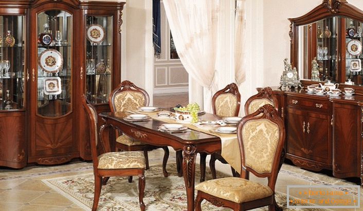 Klassische Möbel für ein barockes Gästezimmer. Interessant ist die Kombination von dunklem Holz und hellbeigem Finish.