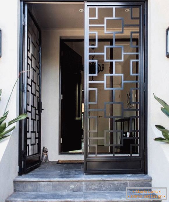 Stilvolle Türen, um das Haus zu betreten