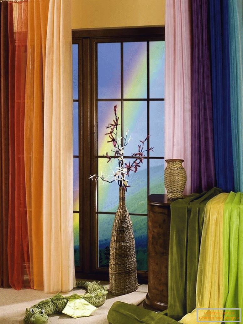 Mehrfarbige Vorhänge am Fenster