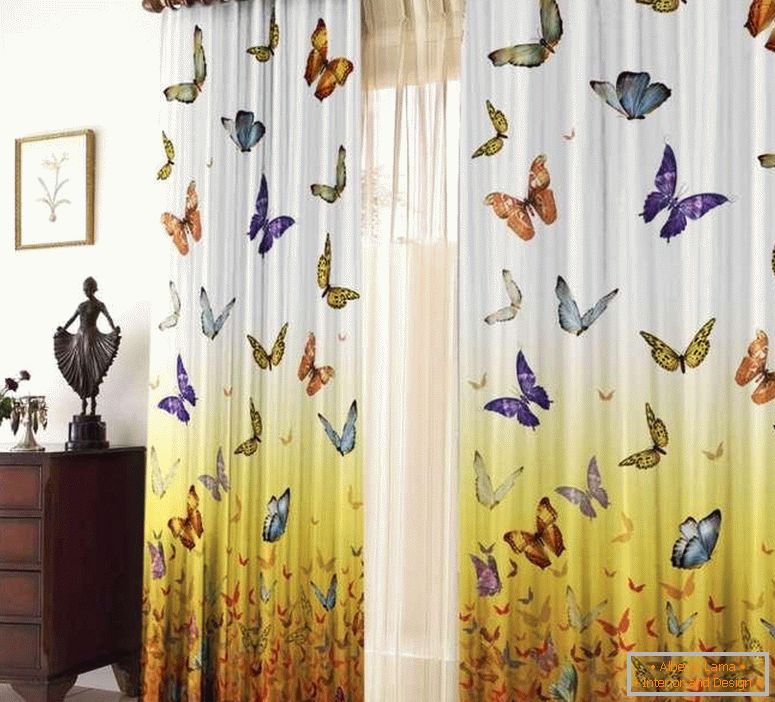 Vorhänge mit Schmetterlingen im Raum