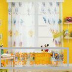 Kinderzimmer mit gelben Wänden