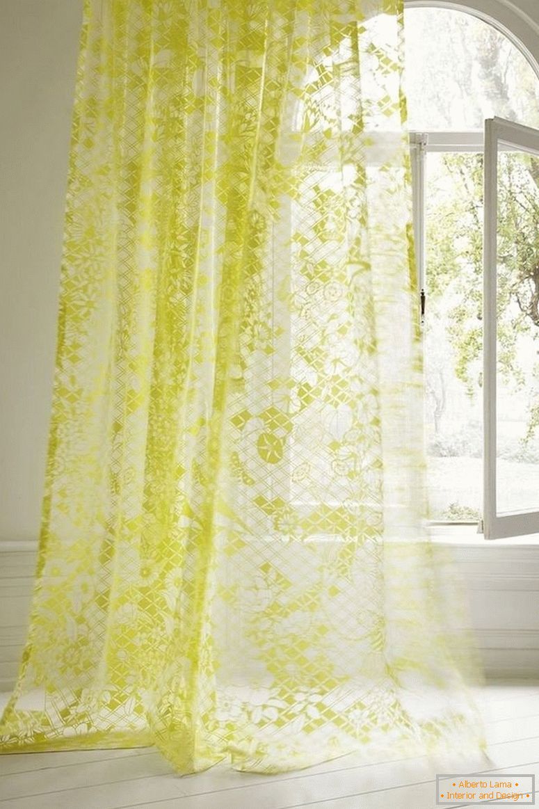 Weißer und gelber Vorhang auf dem Fenster