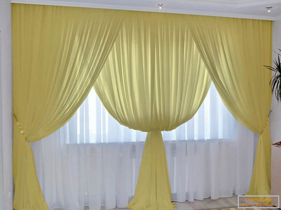 Gelbe Vorhänge und weißer Tüll im Raum