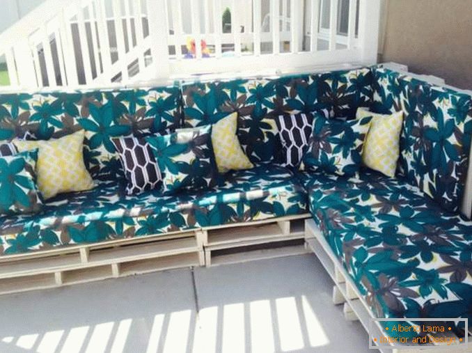Gartenmöbel - ein Sofa aus Paletten mit Ihren eigenen Händen