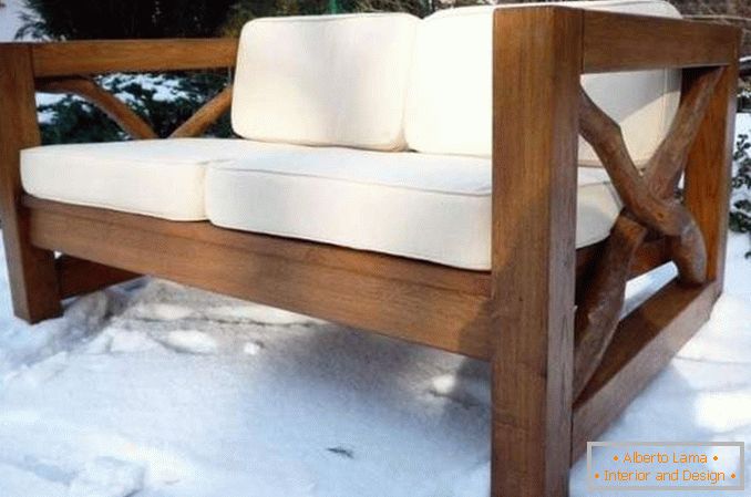 Stilvolles Sofa mit Ihren Händen aus Massivholz
