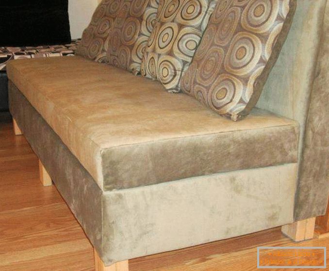 Weiches Sofa mit Samtbezug