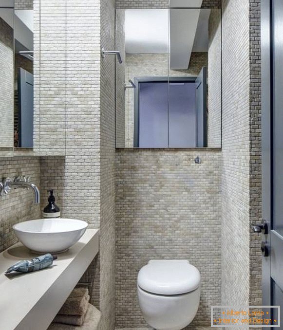 Schrank in der Toilette mit Spiegeltüren
